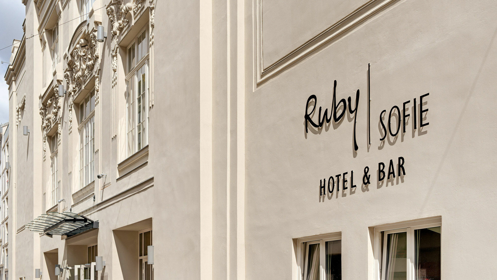 Ruby Sofie Hotel Wina Bagian luar foto